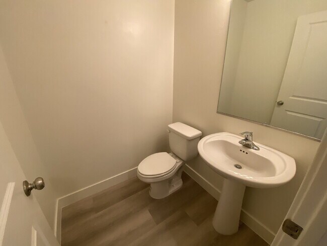 Building Photo - "Spacious 4-Bedroom Townhouse Retreat on S...