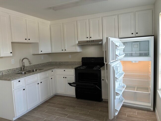 Building Photo - 705 Bustamante St