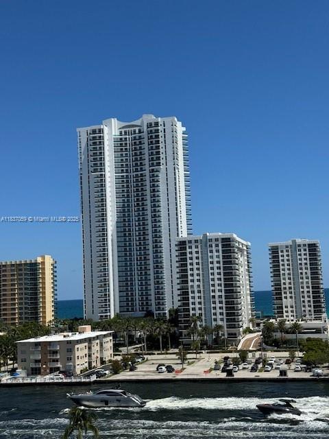 Building Photo - 800 Parkview Dr