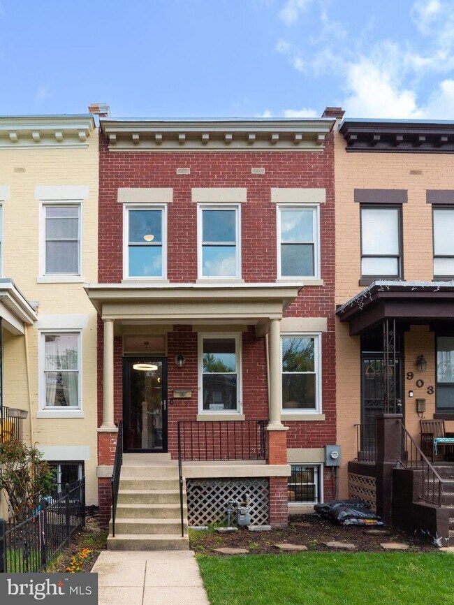 Building Photo - 905 K St NE