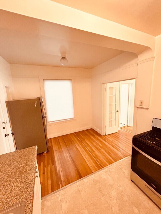 Building Photo - Beautiful 1 Bedroom located in one of San ...
