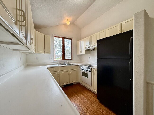 Building Photo - SCHEDULE A SHOWING TODAY TO VIEW THIS CHARMING APRATMENT IN PRINEVILLE!!