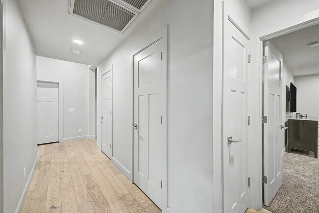 Building Photo - 3414 N 44th Pl