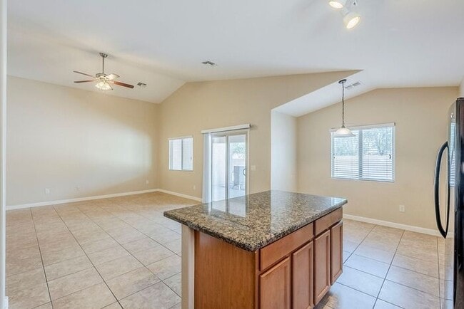 Building Photo - Bright & Airy 4-Bedroom in Willow Ridge Co...