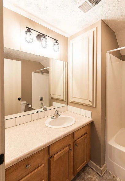 Building Photo - 2535 Saint Thomas Dr