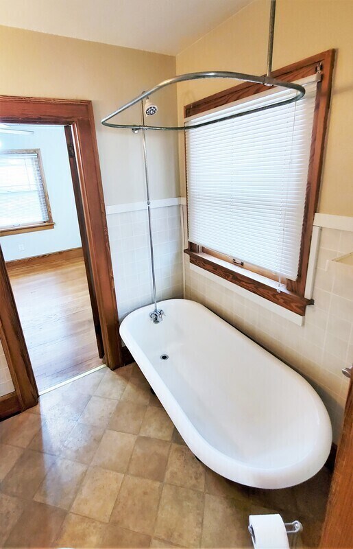 Building Photo - 1032 Maplewood Dr NE