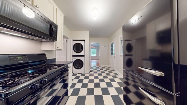 Building Photo - Super Cute Cottage 1 mile from Toomers Corner