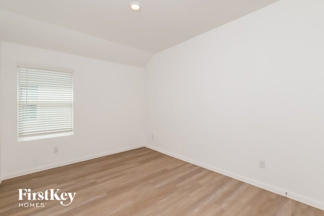 Building Photo - 10650 Vinateros Dr