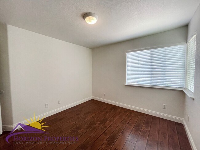 Building Photo - Spacious 5 Bed 3 Bath 2,136 Sq. Ft. Sheldo...