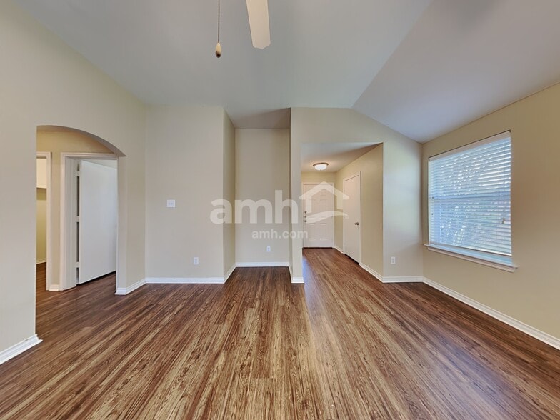 Building Photo - 3013 Lake Side Dr