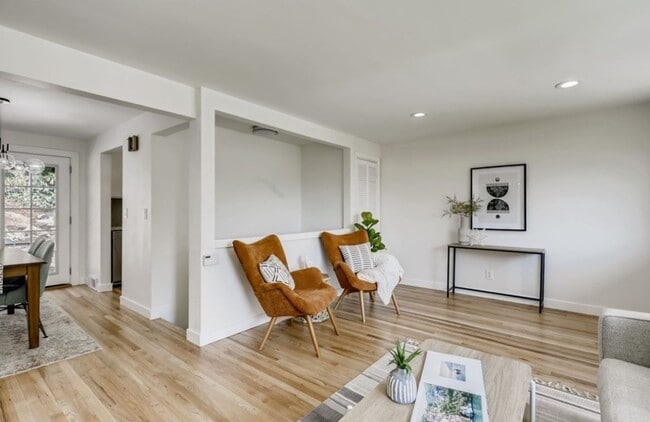 Building Photo - 3Bd/1.75Ba Seattle House