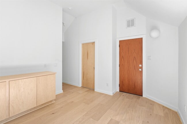 Building Photo - 4429 Woodside St