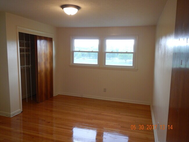 Building Photo - Newly Renovated Spacious Flat With Hardwoo...