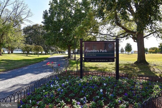 Building Photo - 515 Tobacco Quay