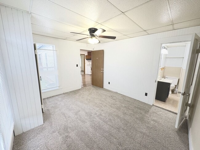 Building Photo - short term lease available