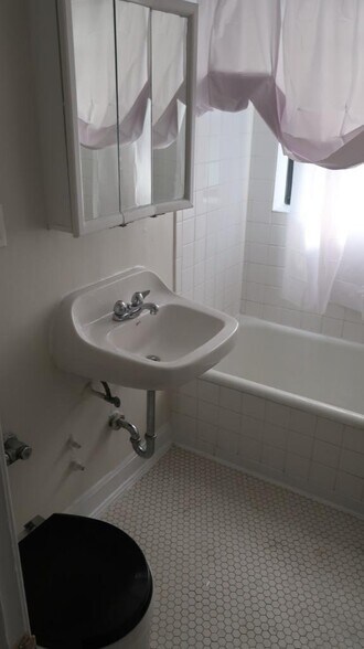 Building Photo - 1712 W Albion Ave