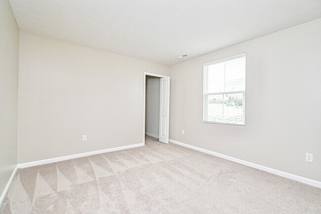 Building Photo - 5697 Julia Kate Dr