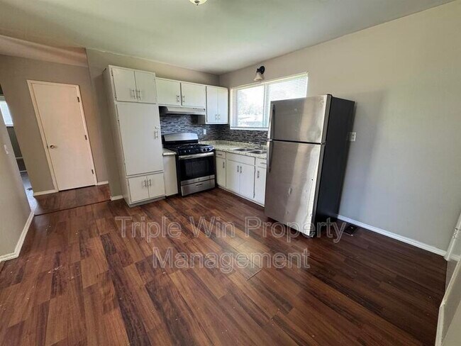 Building Photo - 730 Crabapple Ln