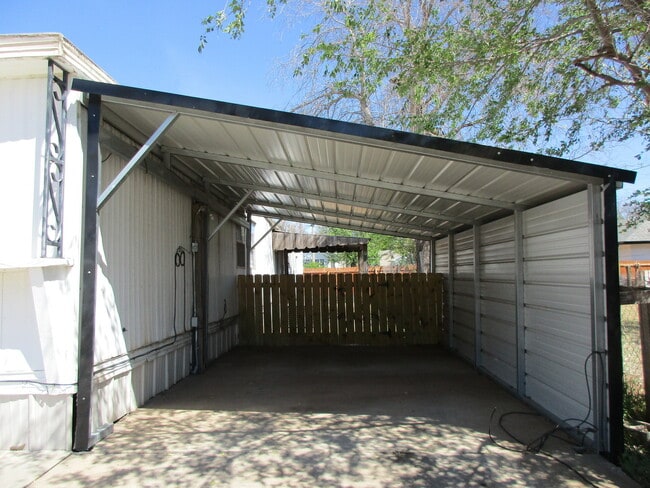 Building Photo - 2 bedroom 1.5 bath with Covered Deck and C...