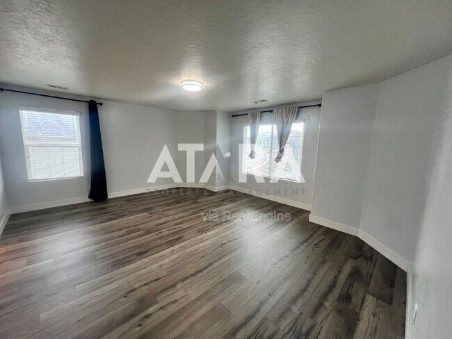 Building Photo - 258 Kestrel Dr