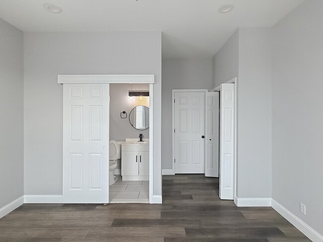 Building Photo - 733 N Linwood Ave