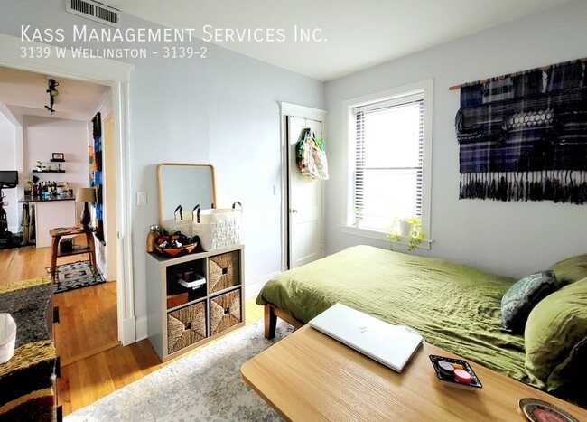 Building Photo - Pet Friendly Logan Square 2 Bed with In Un...