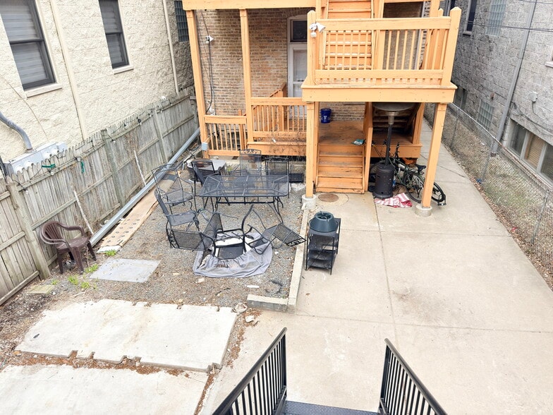 Building Photo - 858 N Paulina St