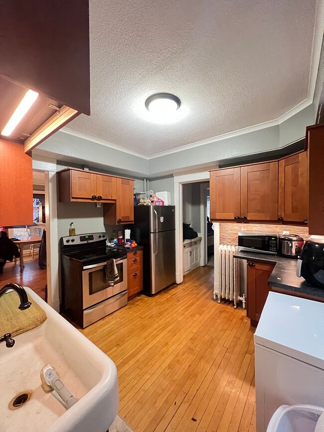 Building Photo - AVAILABLE NOW - Large 4 bedroom in Lakesid...