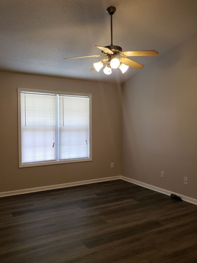 Building Photo - Come home to Serenity - 3 bedroom 2 bathroom Single Family Home