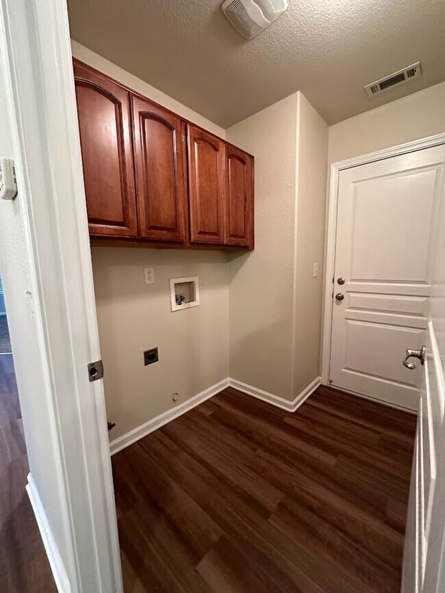 Building Photo - Well maintained home in desirable neighborhood!