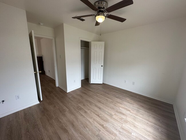 Building Photo - Wonderful updated 2/2/2 off of Milwaukee!