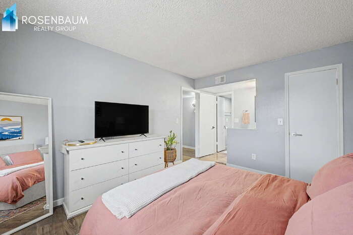 Building Photo - 533 W Guadalupe Rd
