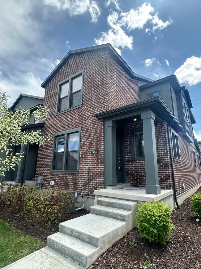 Building Photo - GET THE FIRST MONTHS RENT FOR FREE!!!