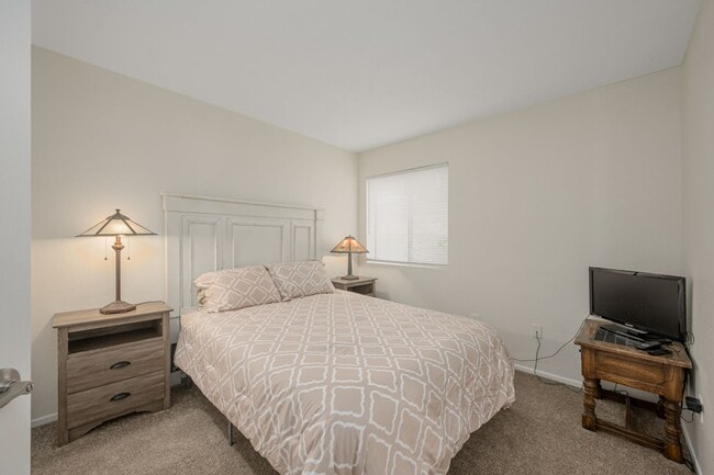 Building Photo - NEWLY REMODELED  FURNISHED BOTTOM FLOOR CONDO