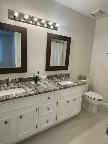 Master bathroom - 880 Lenox Oaks Cir NE