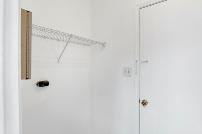 Building Photo - Spacious 2 Bed/2.5 Bath Townhome with 1 Ca...