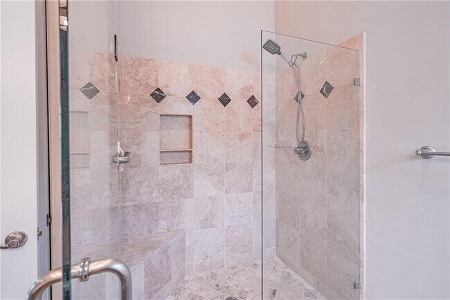 Building Photo - 5660 Crest Hill Dr NE