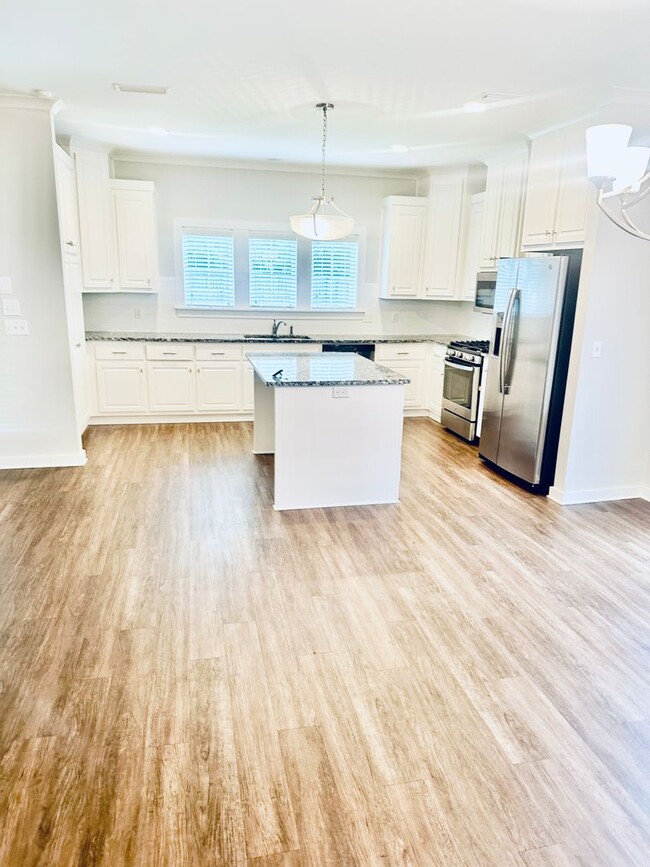 Building Photo - Beautiful Headland Property
