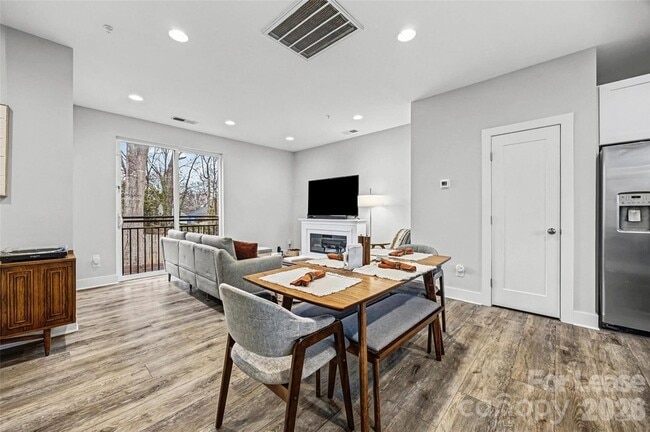 Building Photo - 840 E 18th St