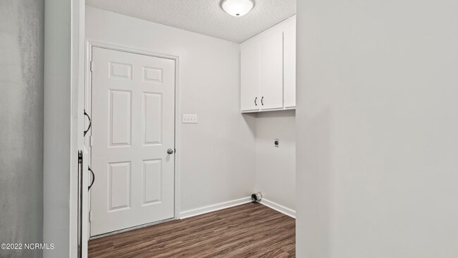Building Photo - 621 Clover Dr