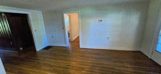 Building Photo - Beautifully Maintained Farm House