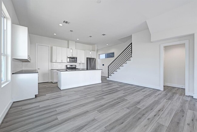Building Photo - 3313 Baer St