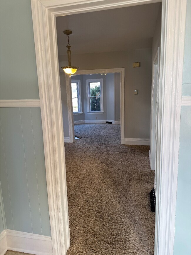 Building Photo - 374 Pine St