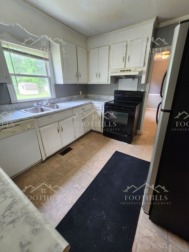 Building Photo - Move-In Ready 3BR Home with New Carpet, Ga...