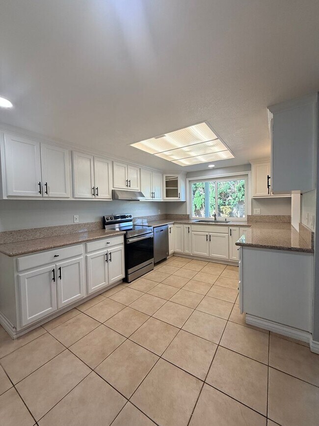 Building Photo - Anaheim home-Great Curb Appeal