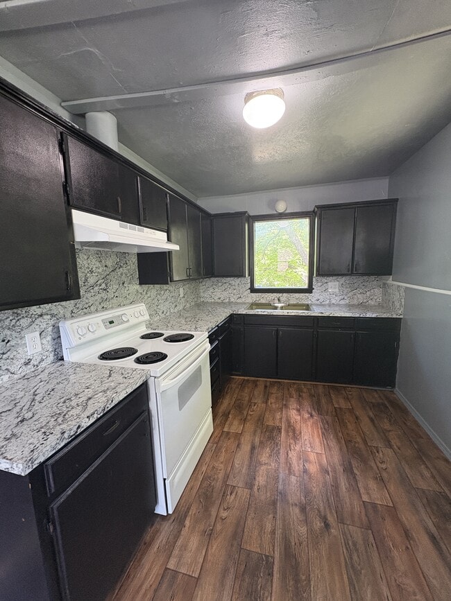 Building Photo - 522 S Stonewall Ave