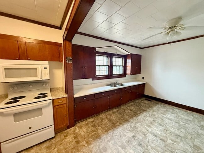 Building Photo - Three bedroom, 1 bath house with studio apartment in Burlington