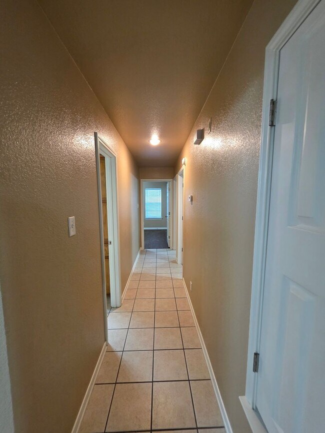 Building Photo - 3 Bedroom / 2 Bath Duplex – NEW FLOORING IN THE BEDROOMS