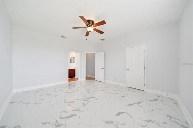 Building Photo - 2333 Pinehurst Ct