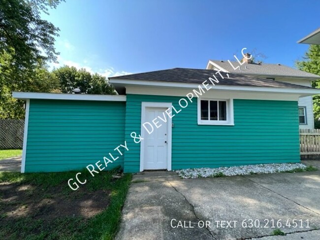 Building Photo - ***FULLY UPDATED / RIVER FOREST LOCATION /...